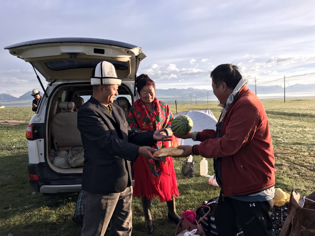 草原人民的情谊 卢平摄