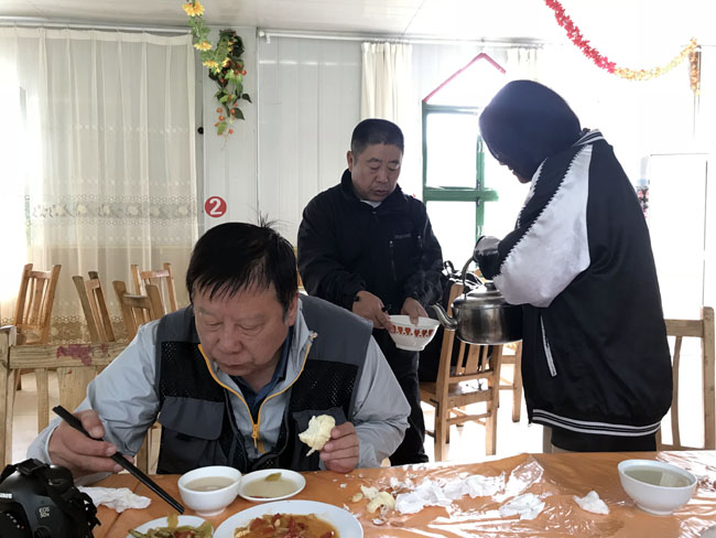 旅途中 卢平摄