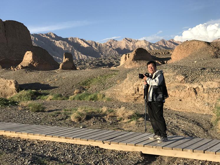 张军在龟兹的苏巴士佛寺遗址 卢平摄