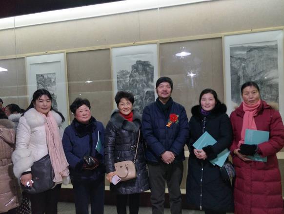 ���������������ڹ�������ƷѲչ����վ��չ