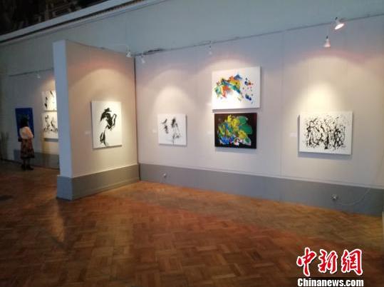 中国画家王洪俊抽象油画艺术展在俄罗斯开幕