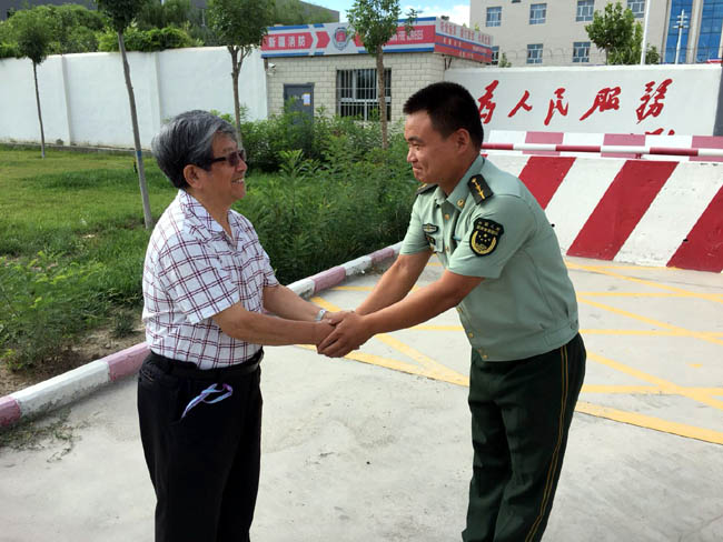 于志学一行收到消防官兵的热烈欢迎 姜伟琦摄