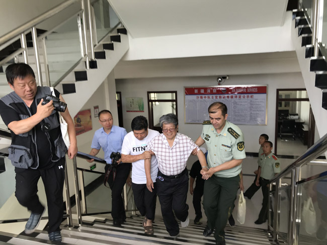 参观沙雅消防大队 卢平摄