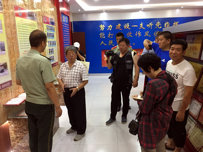 参观沙雅消防大队 姜伟琦摄
