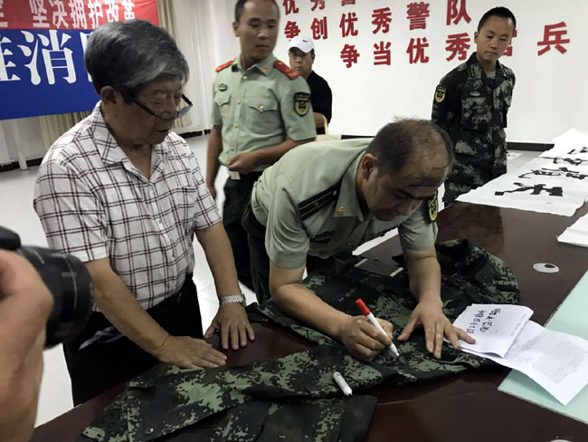阿里木代表沙雅消防大队向于志学赠送警服 卢平摄