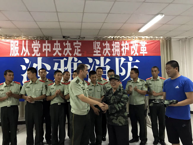 于志学代表冰雪画派向沙雅消防大队表示感谢