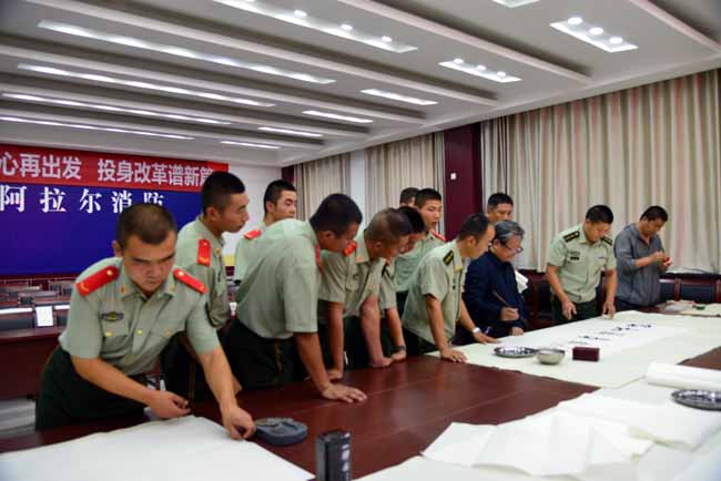 于志学率领冰雪画派慰问新疆阿拉尔消防队 卢平摄