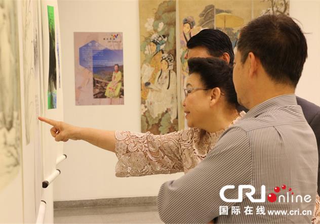 泰国嘉宾们欣赏中国艺术家作品 摄影:李晓萍