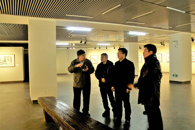 作者在展厅与嘉宾交流