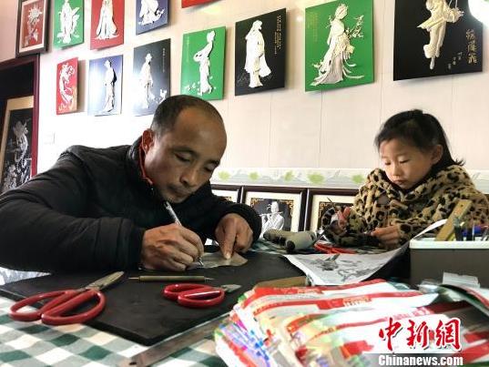 指尖上的技艺:谢修文的易拉罐浮雕画