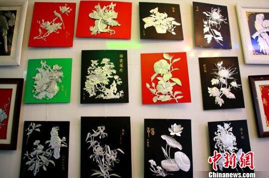 指尖上的技艺:谢修文的易拉罐浮雕画
