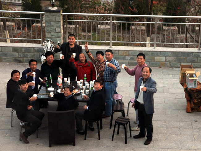 2012年于志学在冰雪画派基地请大家吃烤肉