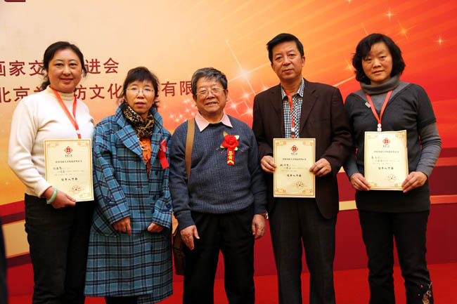 2013年于志学与荣获华夏之星称号的冰雪画派画家合影