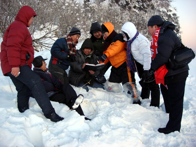 2008年于志学率冰雪画派在雪乡指导写生