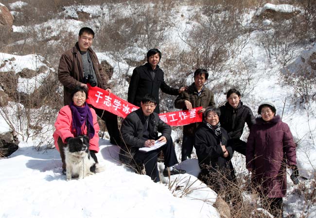2008年于志学率冰雪画派在雪乡指导写生