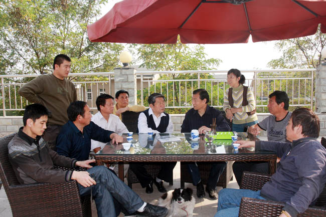 2012年于志学在冰雪画派回炉集训时与大家交流
