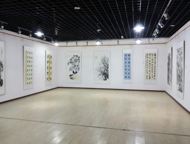 �������������Ƹ�ʮ�������黭���ҽ���չ��Ļ