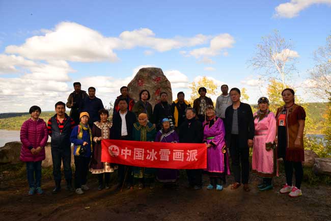 2016年于志学率冰雪画派在北极村神鹿岛参加中国冰雪画摇篮立碑仪式