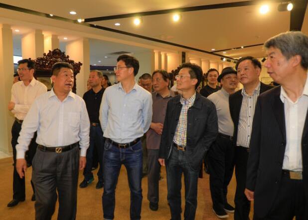 �����������չ��ȫ��Ѳչ������չ��Ļ