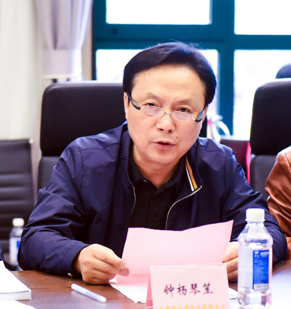 成都市书协副主席钟杨琴笙宣读《四川省书法家协会主席戴跃贺辞》