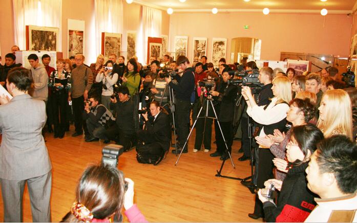 2009年1月《冰雪情 --中俄冰雪画艺术交流展》开幕式在俄罗斯阿穆尔州博物馆举行