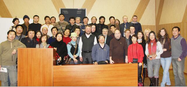 2009年于志学率冰雪画派赴俄罗斯举办画展同时召开中俄两国艺术家座谈会