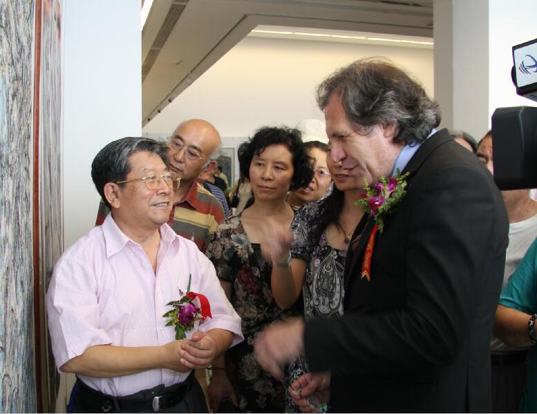 2009年7月乌拉圭东岸共和国驻华大使参观中国人民大学于志学冰雪画工作室毕业展览和于志学亲切交流