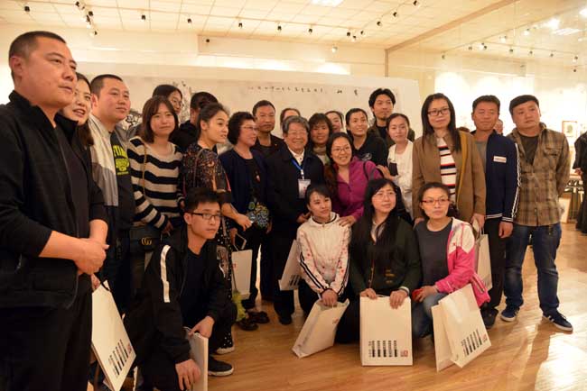 展厅现场于志学和年轻观众在一起
