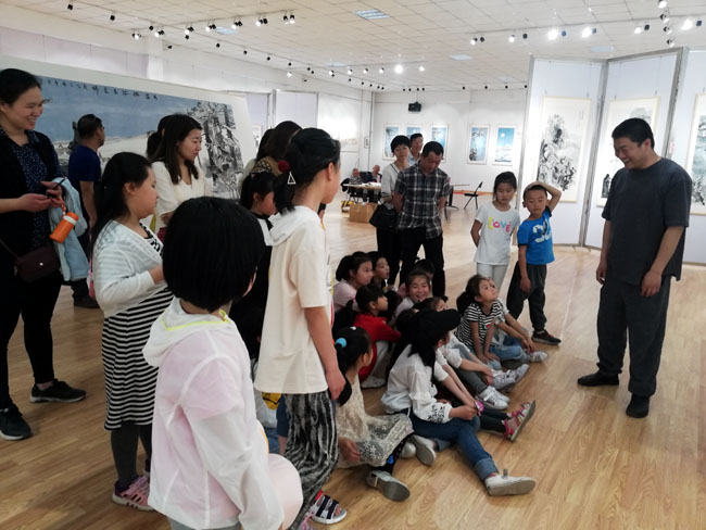展厅现场加宏杰向喜欢艺术的孩子们解读艺术理念