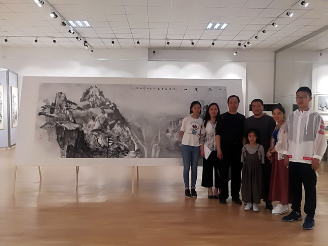 展厅现场慕名从河北赶来观展的一家人