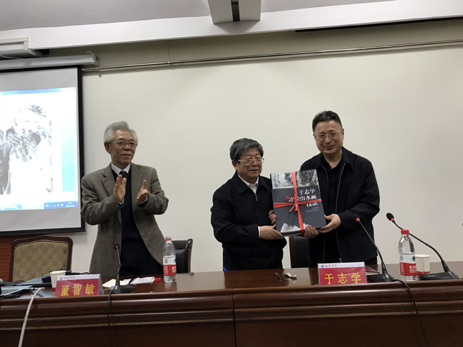 于志学向运城学院赠书