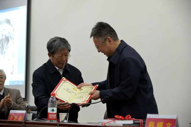 院长薛耀文向于志学颁发运城学院荣誉教授证书