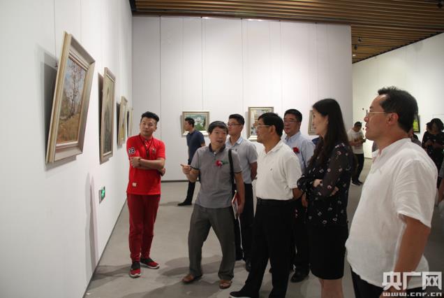 “情系涅瓦”留俄归国艺术家美术作品展亮相青岛