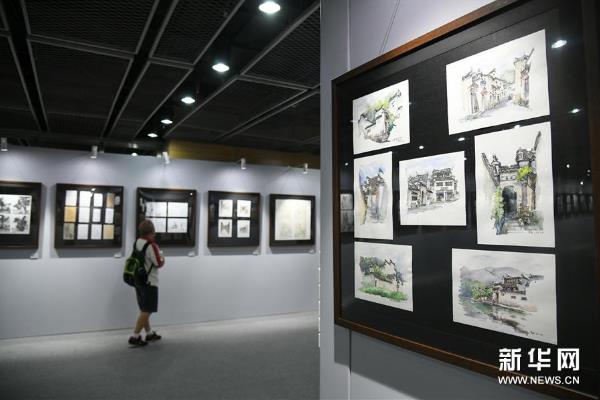 ���Ľ������д��Ʒչ��Ļ