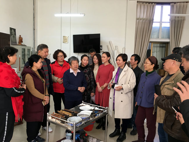 在导师画室与导师交流