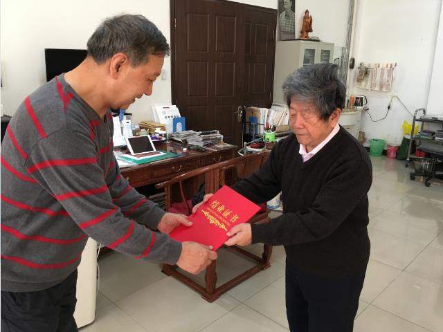 导师于志学向学员颁发了结业证书