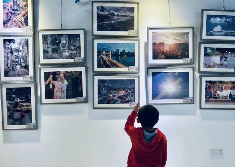 ��۰Ĵ�ѧ�������黭��Ӱ��Ʒչ�麣��Ļ