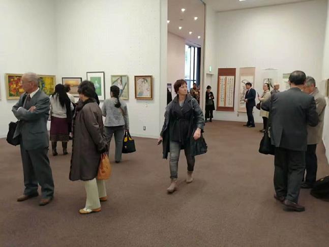 各国书画爱好者参观画展