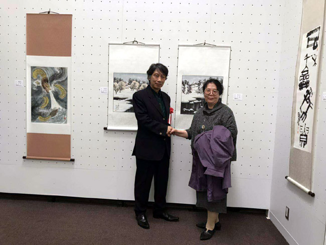 李玉洁向日本著名美术评论家介绍中国冰雪画