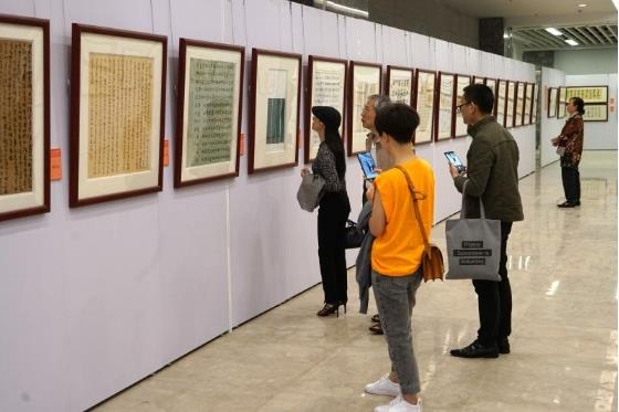 �����оٰ���ף���й�����70�����黭������Ʒչ