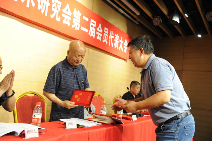 新会长马成良向马学鹏颁发名誉会长证书