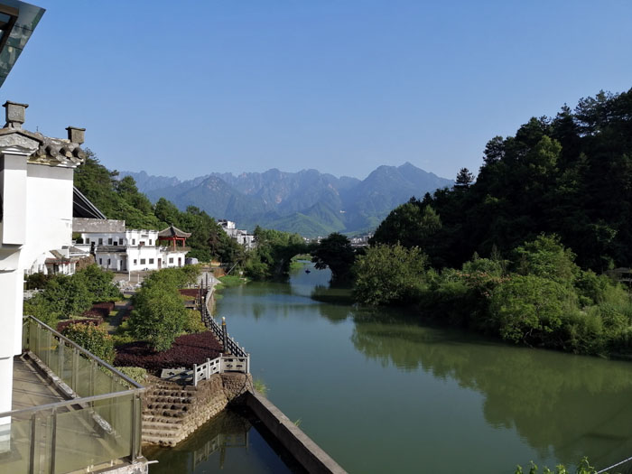 徽派建筑、小桥流水与黄山群峰形成一幅天然的水墨画