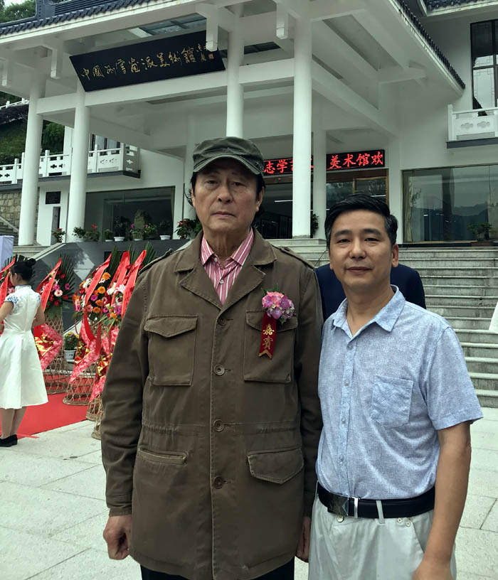网站总编刘东方和易洪斌先生合影留念