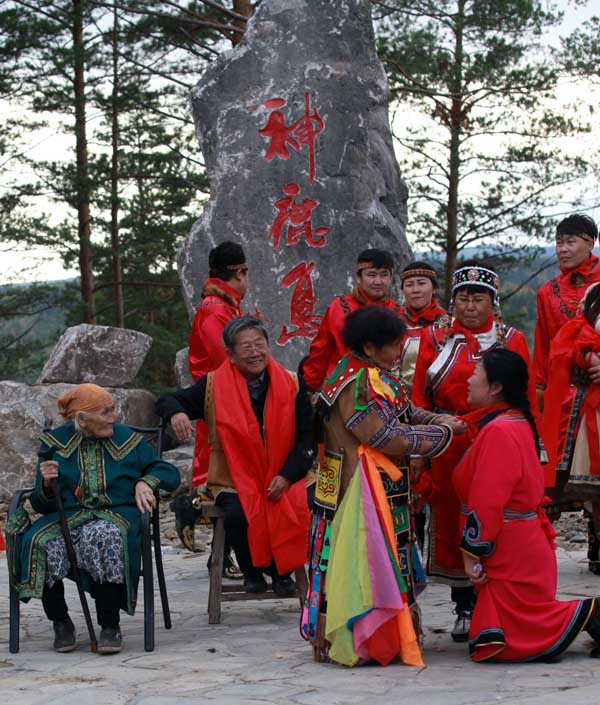 鄂伦春萨满关扣尼在为族人祈福 卢平摄IMG_8261 (71).JPG 鄂伦春萨满关扣尼在为族人祈福 卢平摄IMG_8261 (71).JPG