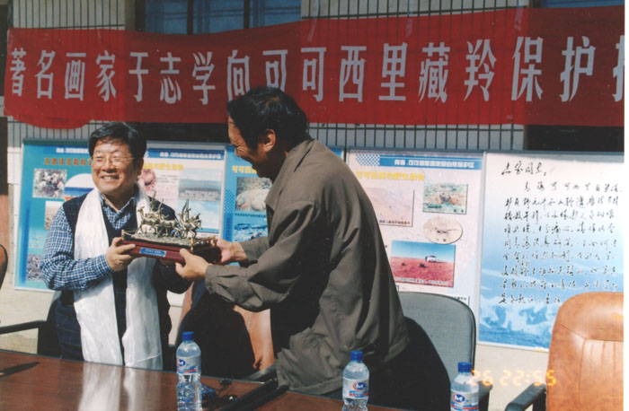 2003年于志学向可可西里自然保护区捐款保护藏羚羊 卢平摄.jpg 2003年于志学向可可西里自然保护区捐款保护藏羚羊 卢平摄.jpg