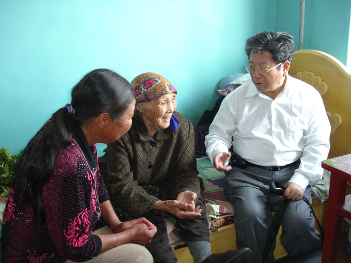 2007年8月于志学在敖乡养老院慰问102岁的玛利雅布老人 卢平摄 .JPG 2007年8月于志学在敖乡养老院慰问102岁的玛利雅布老人 卢平摄 .JPG