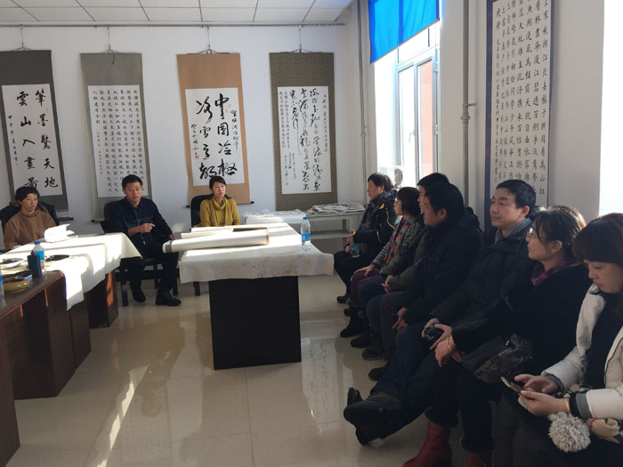 443页 2016年12月冰雪画派参加根河市文联座谈会。左3为根河市文联主席张红梅,左2为根河文新广局副局长、书协主席赵立有IMG_4948.JPG 443页 2016年12月冰雪画派参加根河市文联座谈会。左3为根河市文联主席张红梅,左2为根河文新广局副局长、书协主席赵立有IMG_4948.JPG