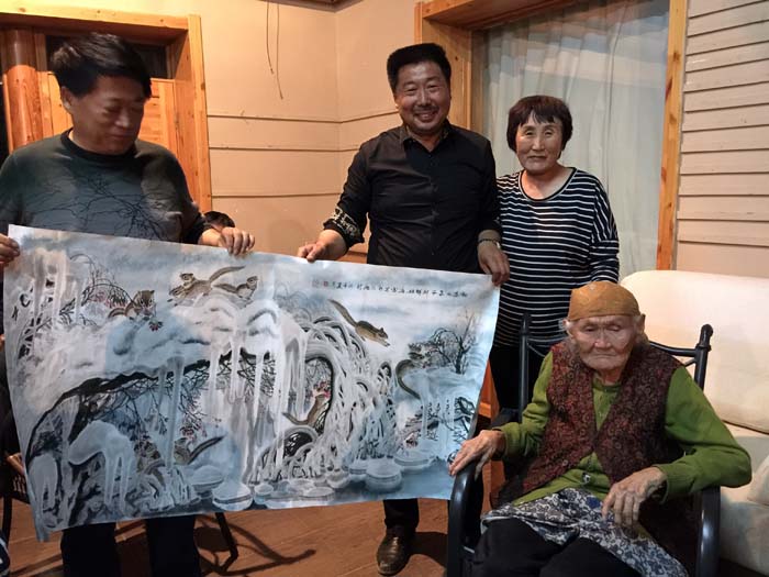 442页 李春雷向玛丽亚索赠送作品 卢平摄 IMG_0473.JPG 442页 李春雷向玛丽亚索赠送作品 卢平摄 IMG_0473.JPG