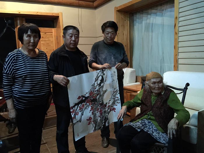 汤宽义向玛丽亚索赠送作品 卢平摄 IMG_0440.JPG 汤宽义向玛丽亚索赠送作品 卢平摄 IMG_0440.JPG