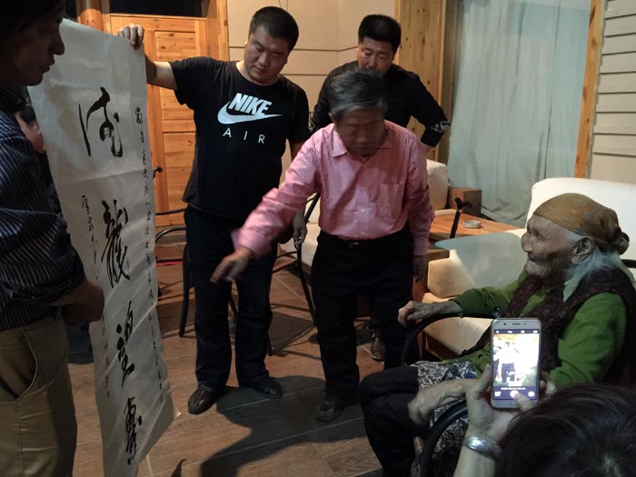 于志学为玛丽亚索题词“望龙德尊” 卢平摄 IMG_0425.JPG 于志学为玛丽亚索题词“望龙德尊” 卢平摄 IMG_0425.JPG